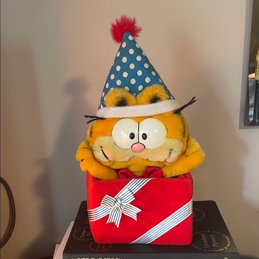 Vintage Garfield Plush puppet in Party Hat with Gift Box